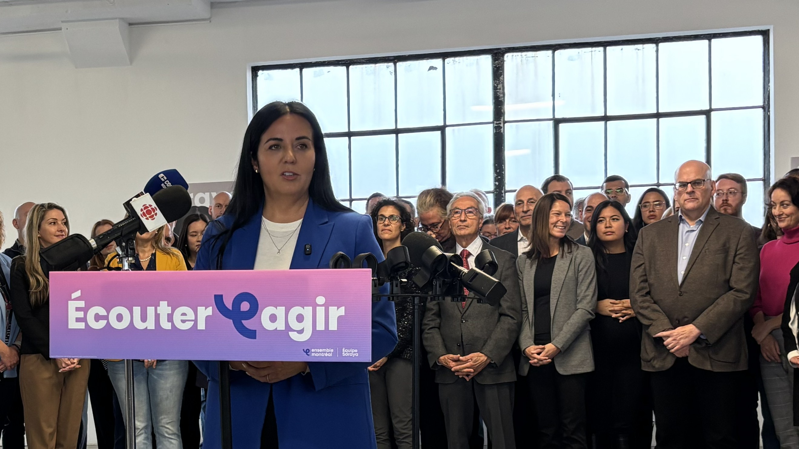 Soraya Martinez Ferrada devant les candidats et militants d'Ensemble Montréal lors d'un rassemblement de fin de campagne.