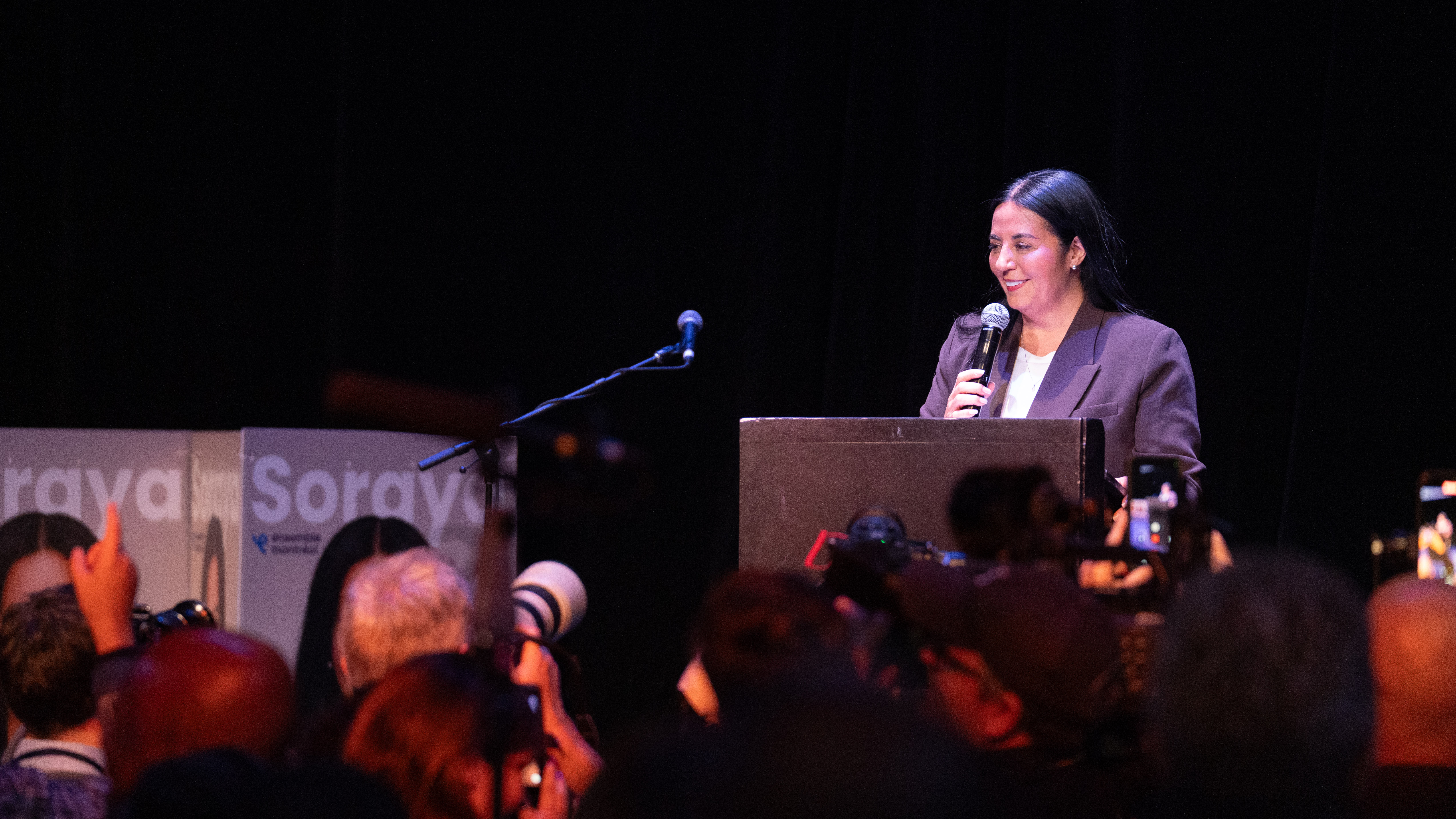 Soraya Martinez Ferrada lors de son discours de victoire à la suite des élections municipales du 2 novembre 2025.