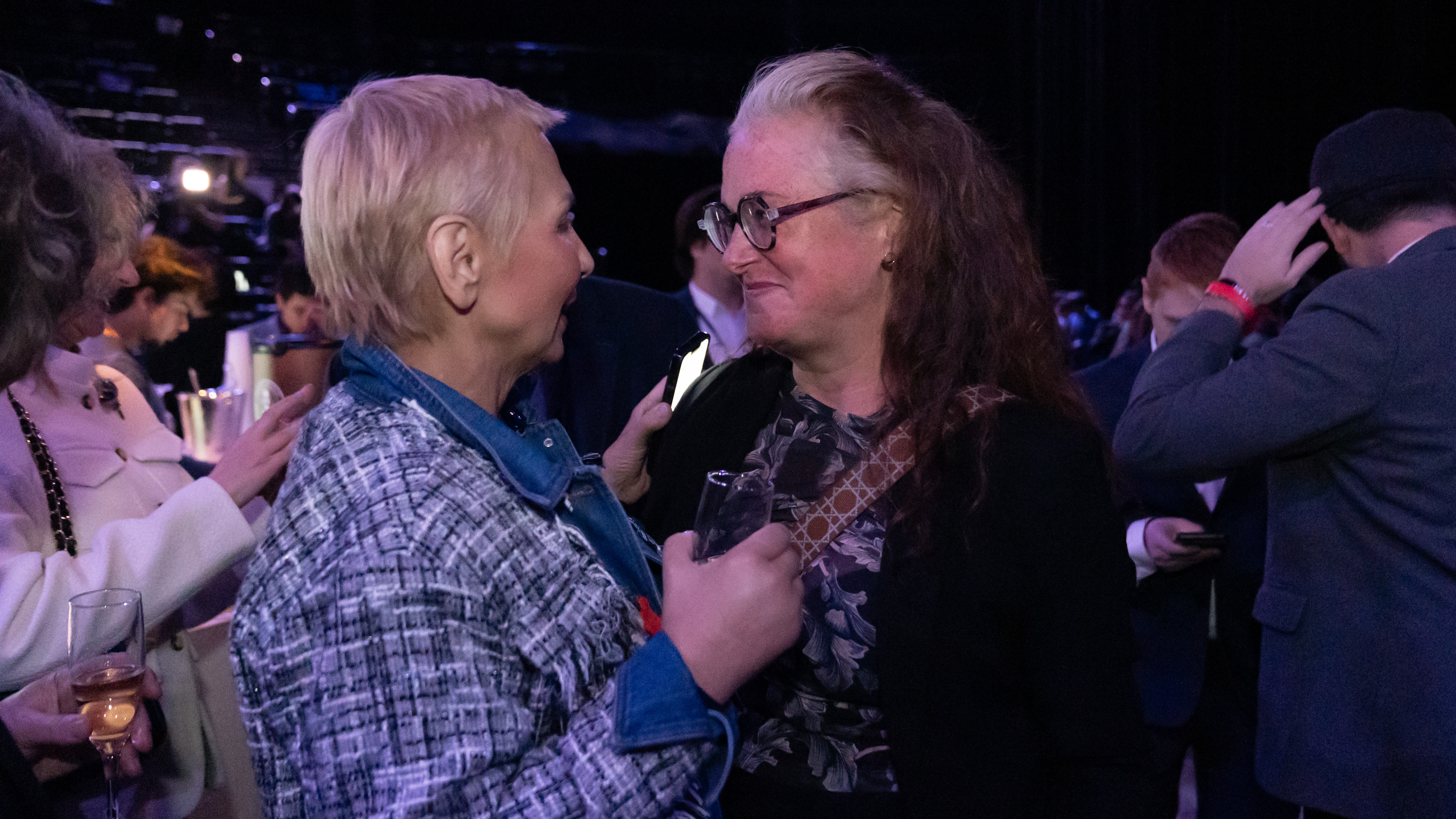 Maude Théroux-Séguin discute avec une militante d'Ensemble Montréal lors de la soirée électorale du 2 novembre 2025.