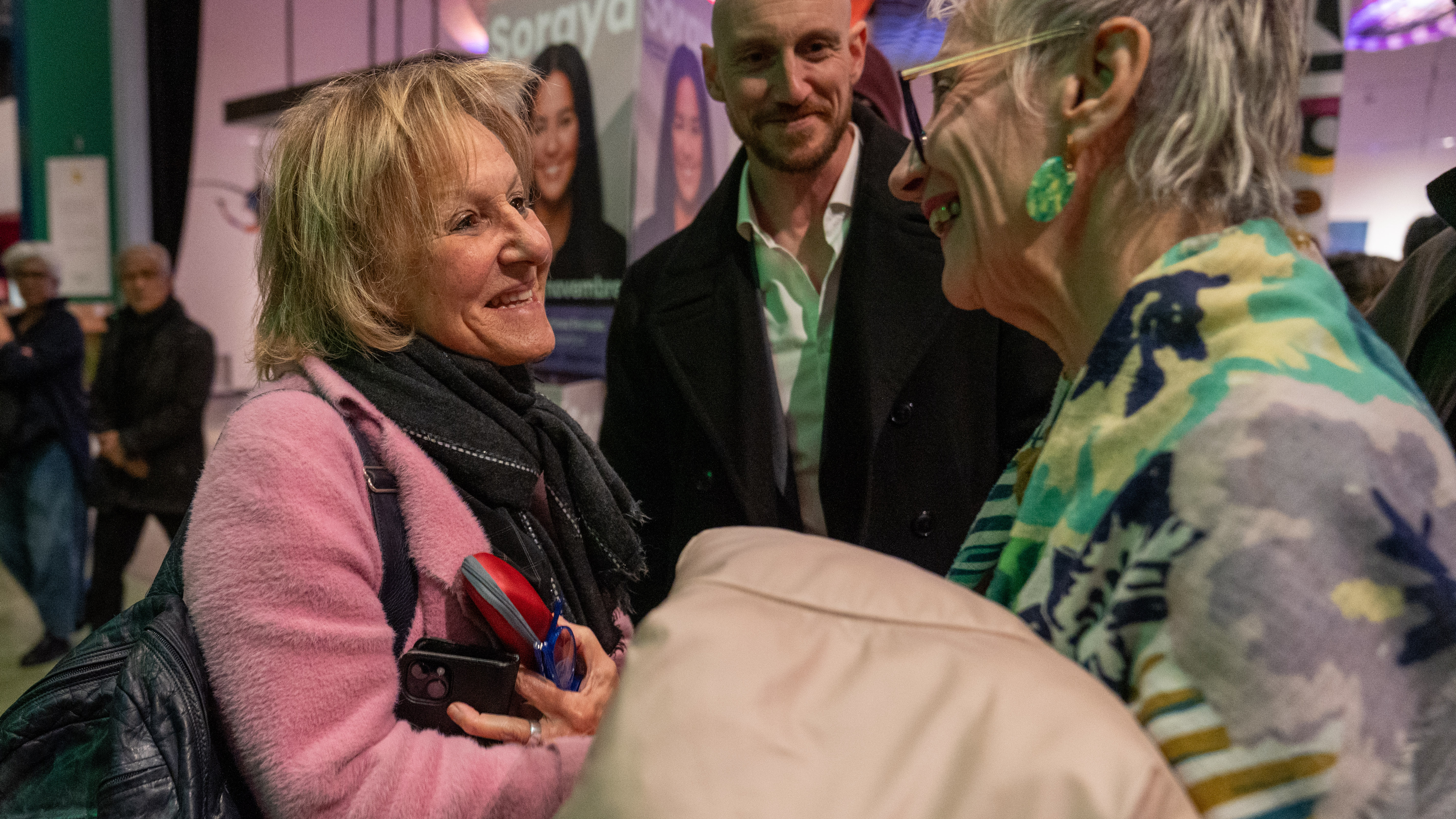Lorraine Pintal discute avec des militants d'Ensemble Montréal.
