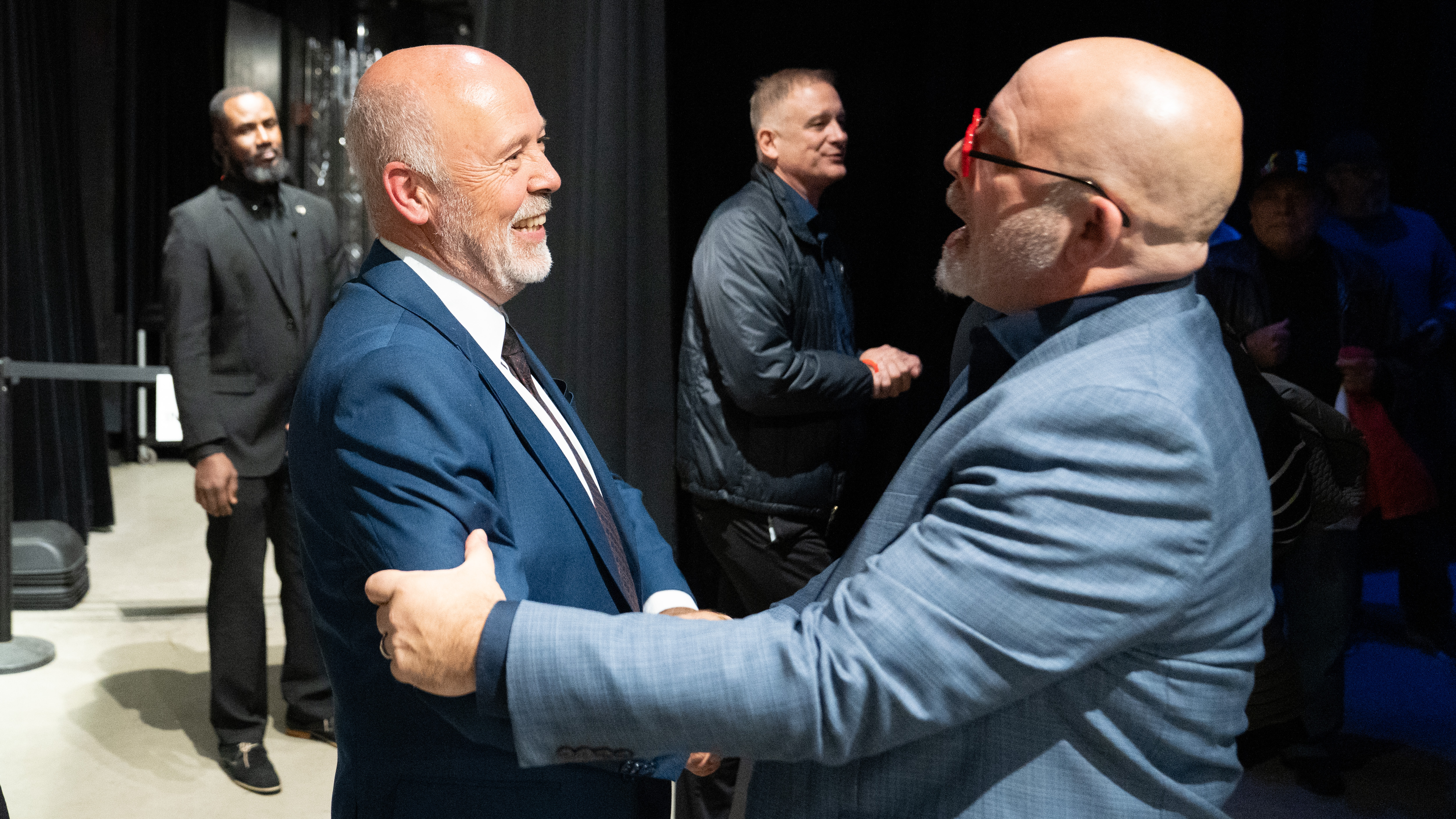 Denis Pelletier, nouveau maire de Rivière-des-Prairies-Pointe-aux-Trembles, discute avec un militant d'Ensemble Montréal lors du rassemblement électoral du 2 novembre 2025.