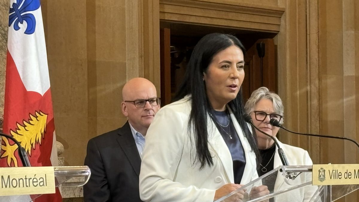Soraya Martinez Ferrada debout devant Claude Pinard et Chantal Rouleau lors d'un point de presse.