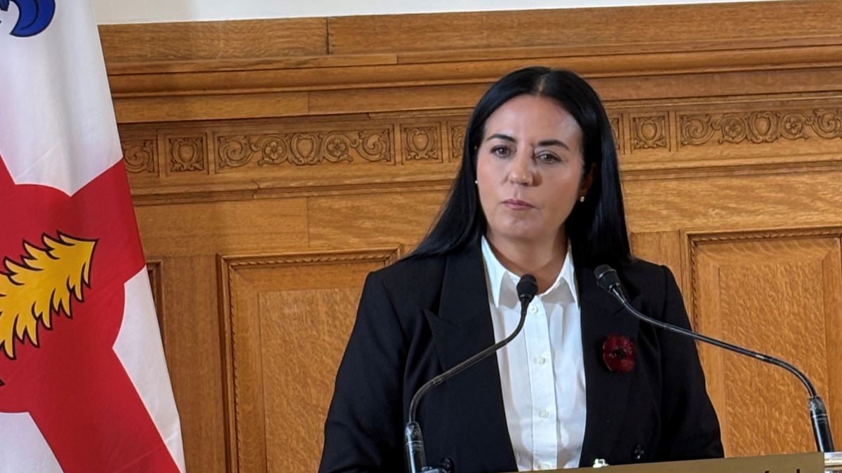 Soraya Martinez Ferrada à l'hôtel de ville de Montréal devant un drapeau de la ville.