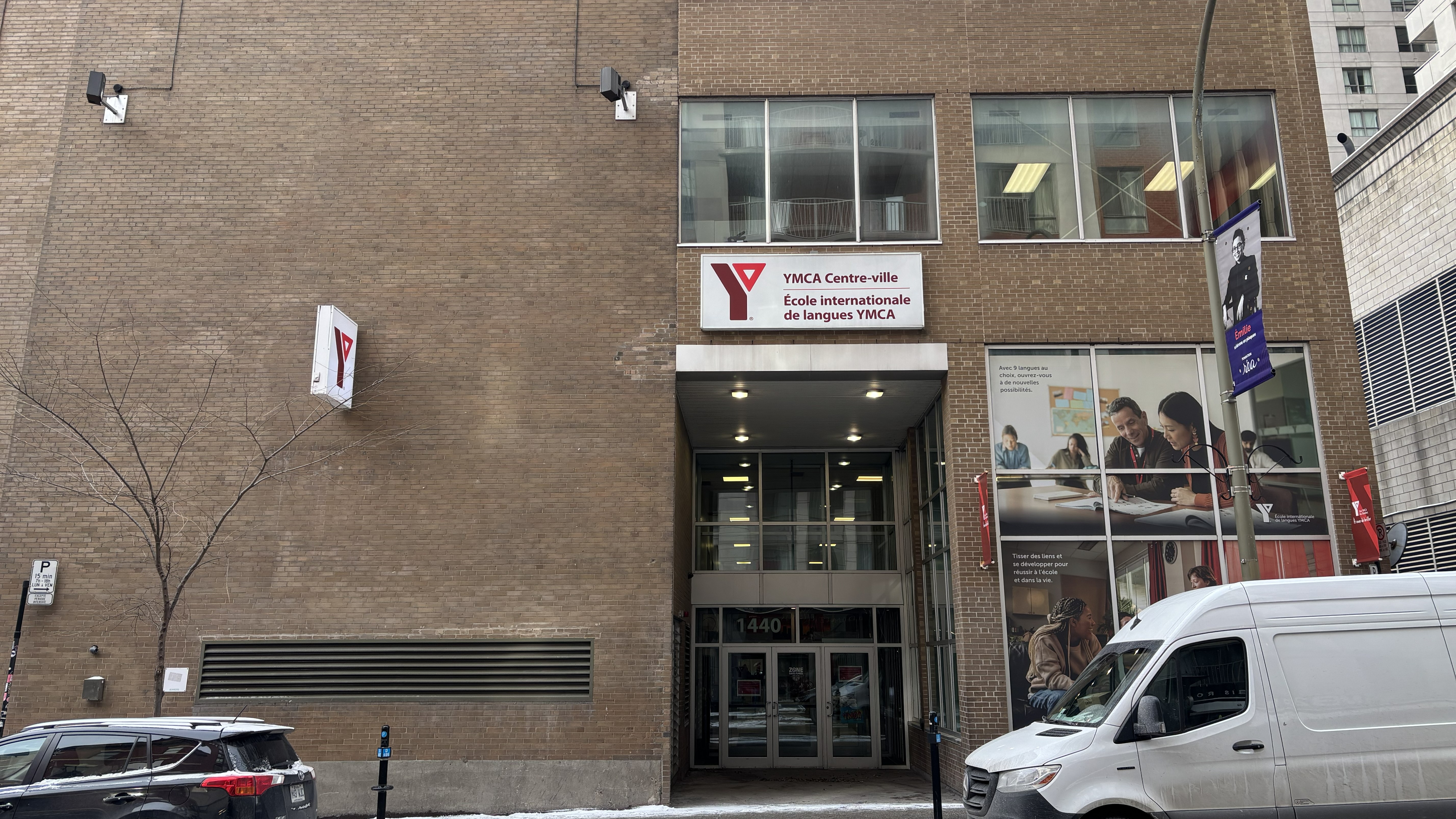 Façade du YMCA du centre-ville, en hiver.