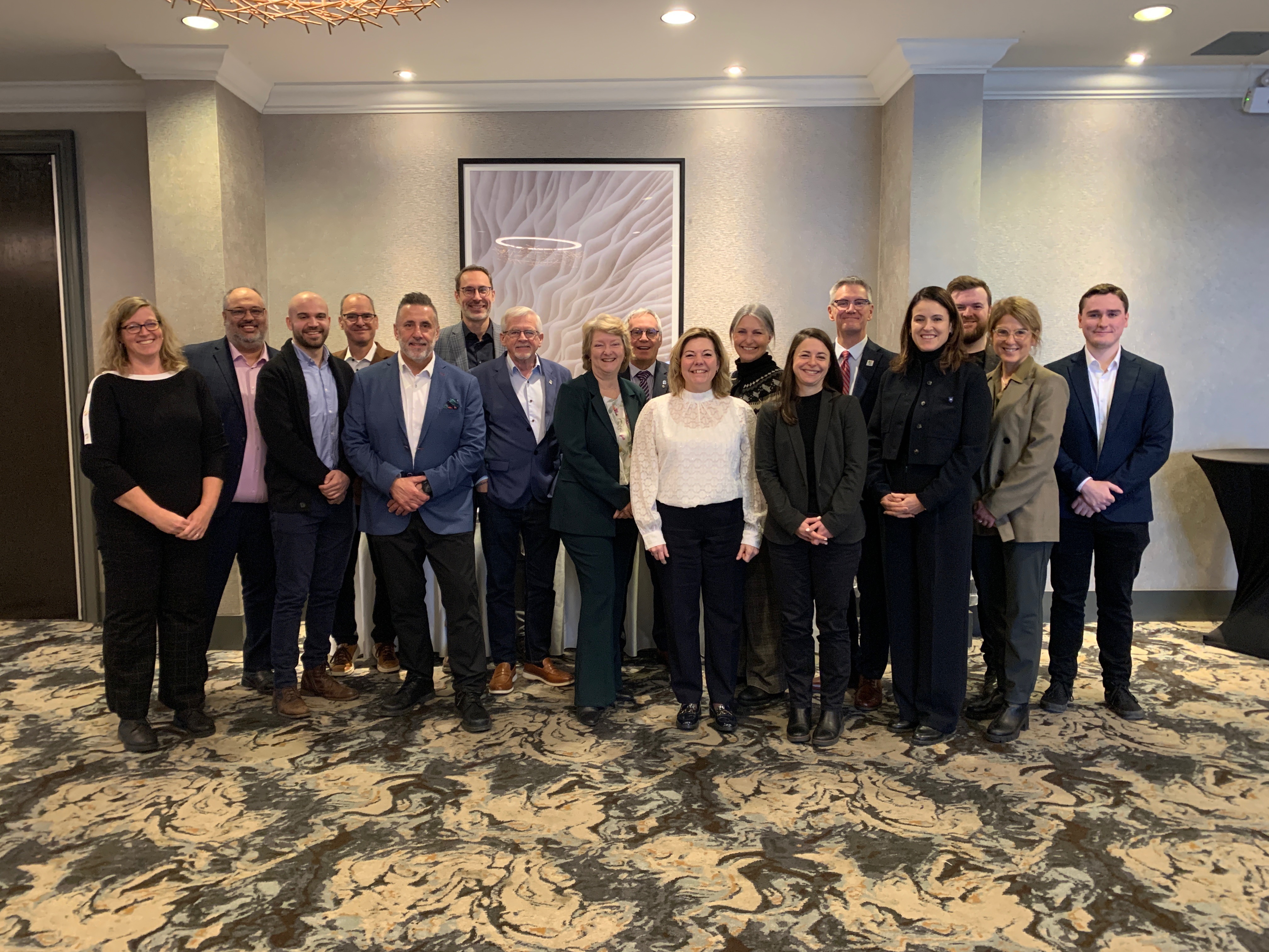 Photo de groupe montrant les maires et mairesses et les acteurs économiques de l'Ouest de l'île de Montréal.