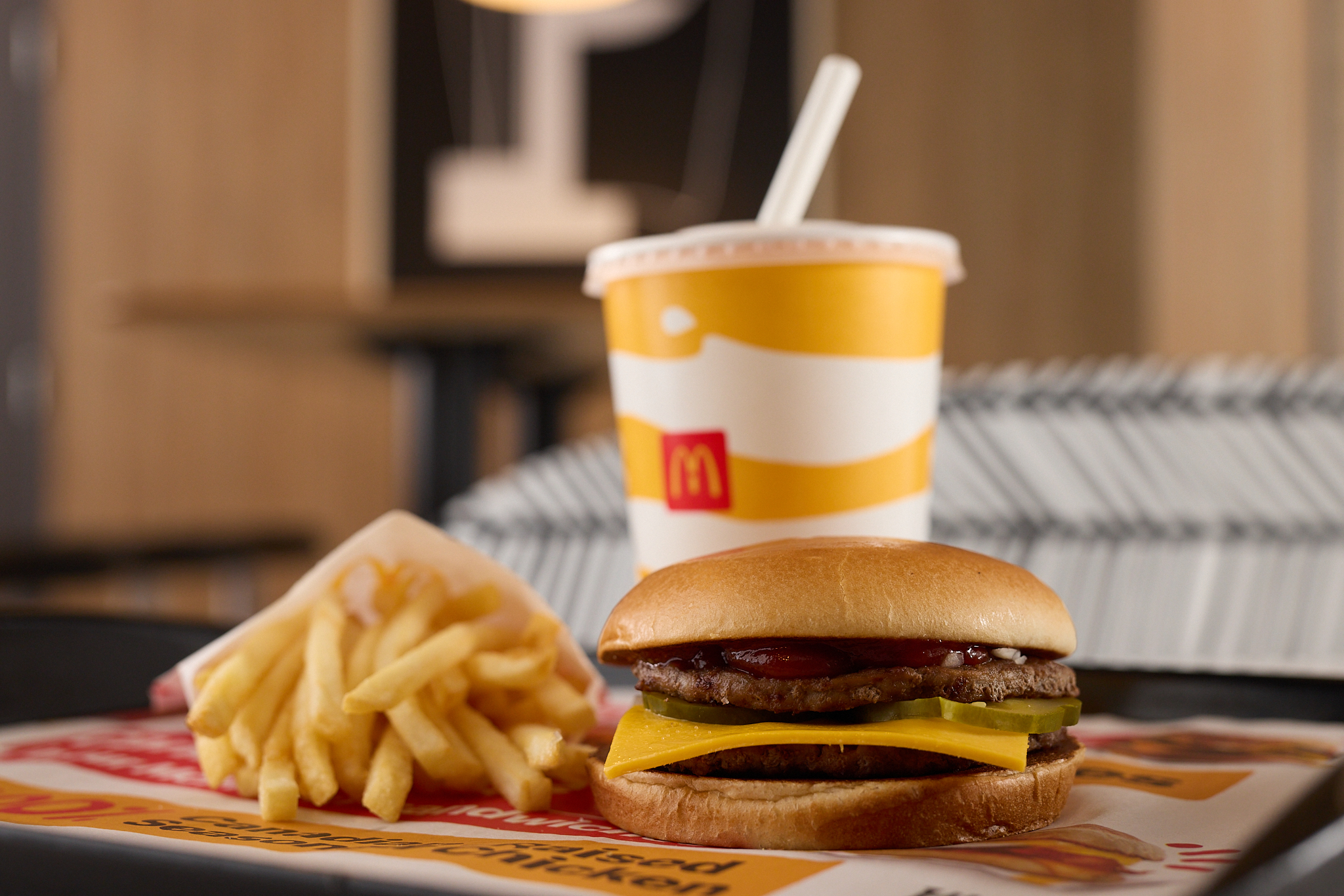 Un trio McValeur composé d'un hamburger, d'une frite et d'une boisson gazeuse.