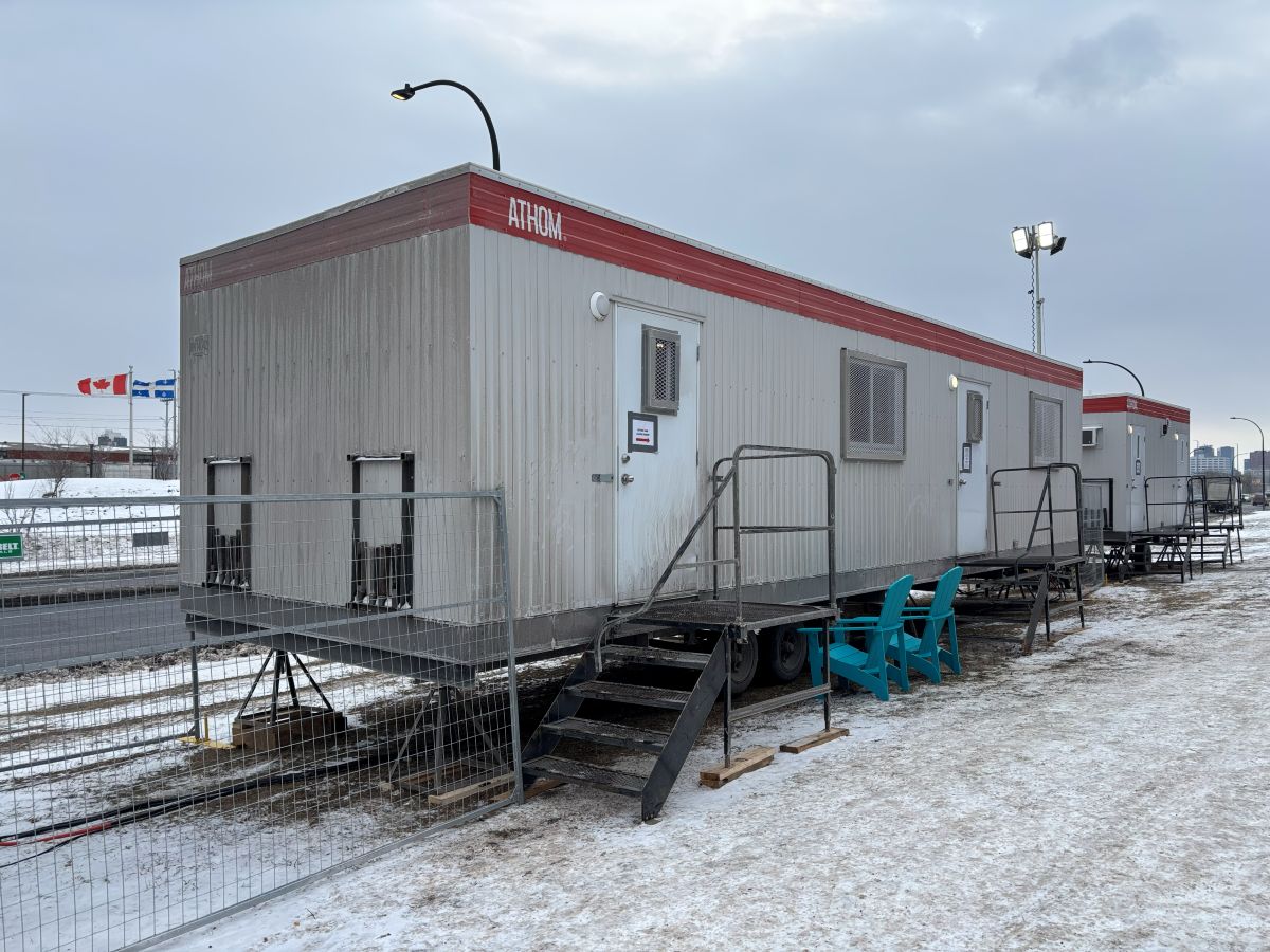 Une roulotte installée aux abords de la rue Notre-Dame Est pour servir de halte-chaleur.