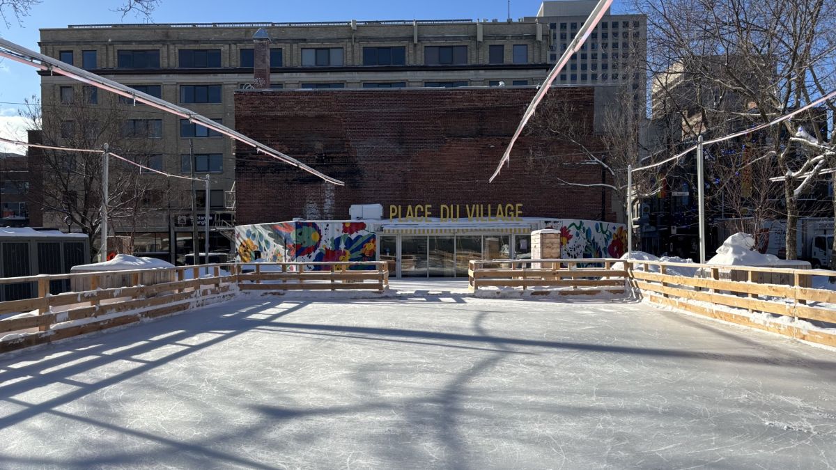 La patinoire le la place du Village. Le café de la place du Village est en arrière-plan.