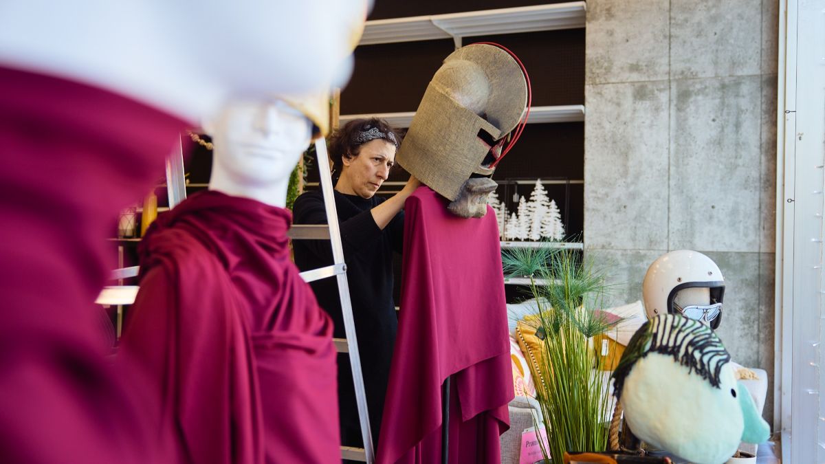 Une artiste prépare une marionnette dans le cadre de l'exposition Marionnettes en vitrine à Outremont.