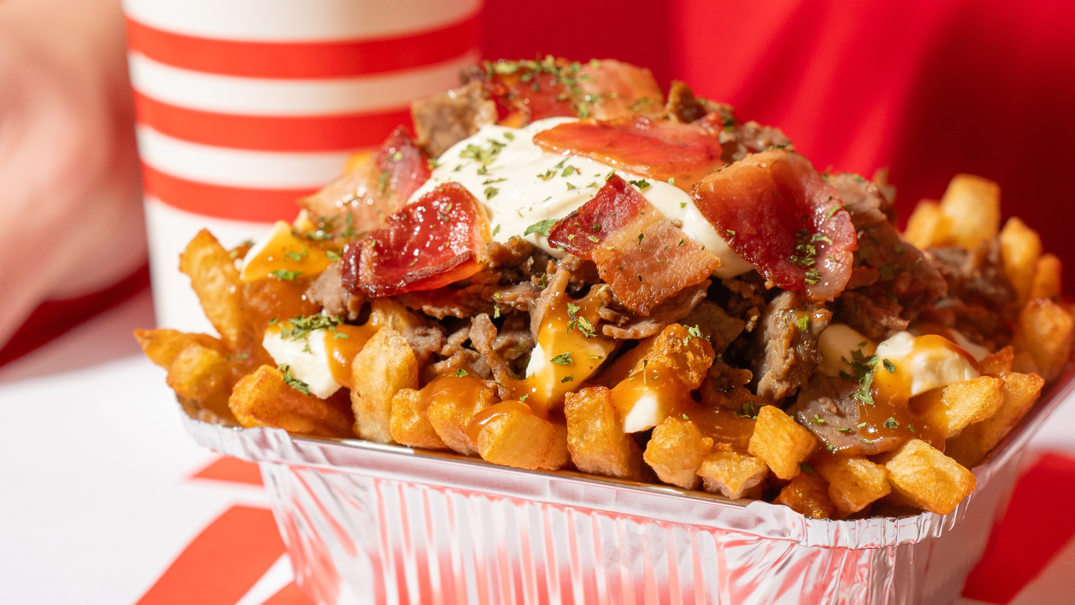 Gros plan sur une poutine au boursin de la chaîne Ashton.