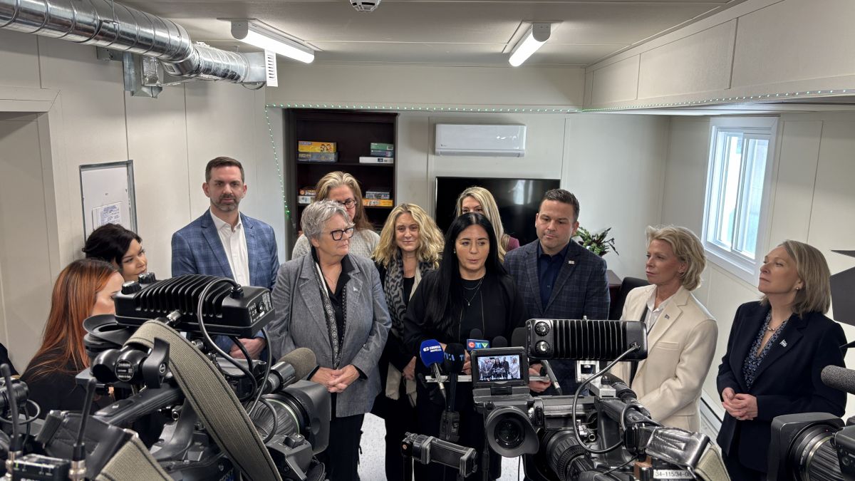 Soraya Martinez Ferrada et plusieurs élus municipaux et provinciaux pendant un point de presse dans une habitation modulaire.