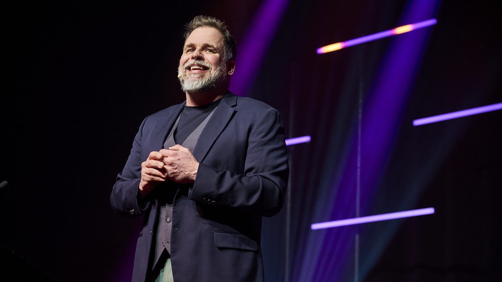 Stéphane Bellavance sur scène pendant l'événement Ciné Québec.