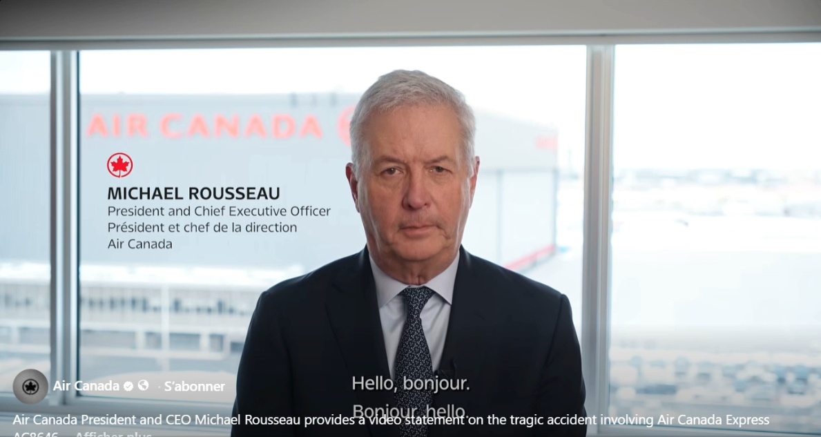 Capture d'écran d'une vidéo montrant Michael Rousseau, PDG d'Air Canada, offrant ses condoléances après un accident d'avion.