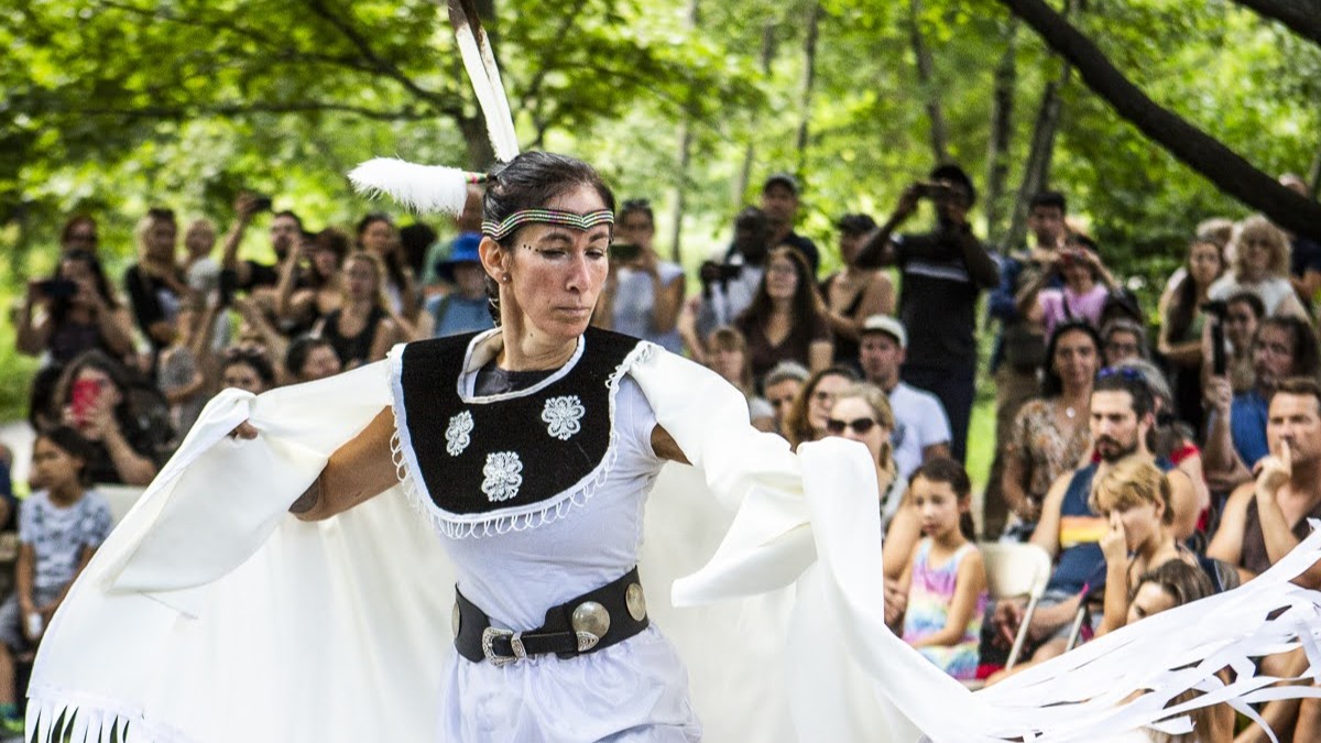 Une artiste autochtone interprète une danse traditionnelle au Jardin des Premières-Nations du Jardin botanique.
