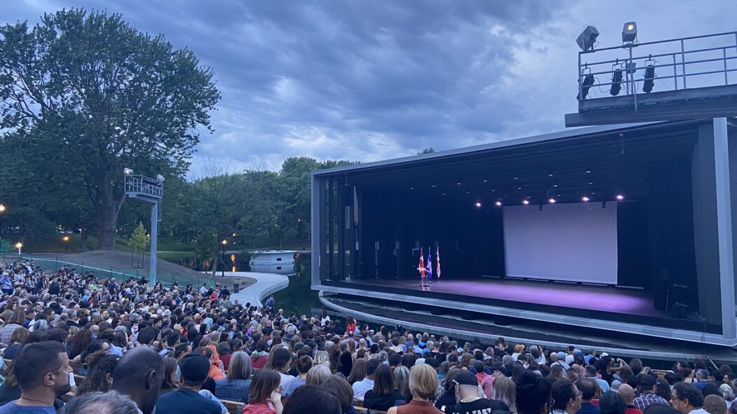 Une foule assemblée devant la scène au Théâtre de Verdure.