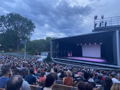 Une foule assemblée devant la scène au Théâtre de Verdure.