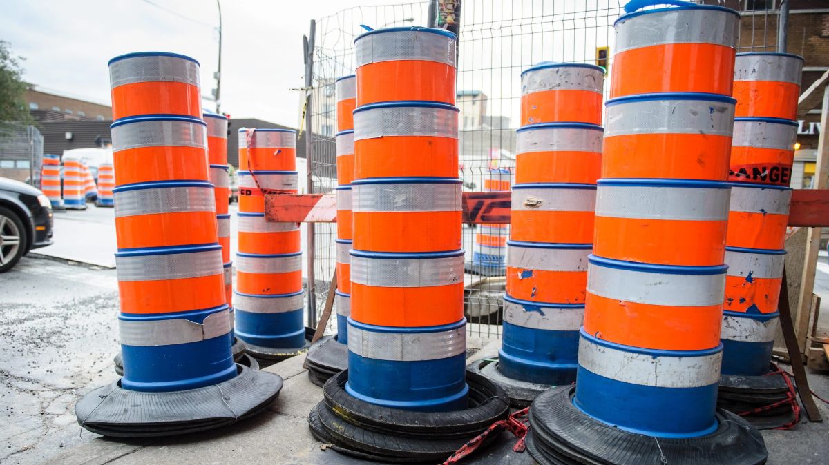 Des cônes oranges près d'un chantier à Montréal.