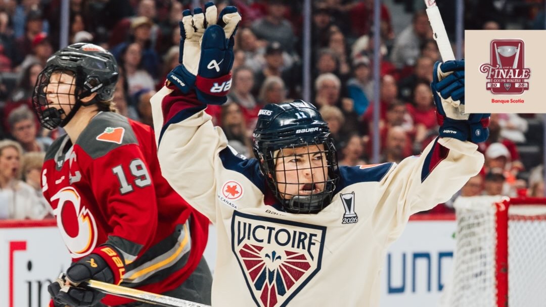 Abby Roque du Victoire de Montréal célèbre un but contre le Charge d'Ottawa.